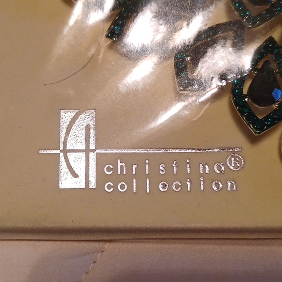 Women's emerald green necklace w/matching earrings. Costume jewelry - Picture 2 of 2